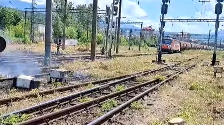 A izbucnit un incendiu de vegetație uscată în apropierea unui tren cu vagoane cisternă, în zona Petroșani