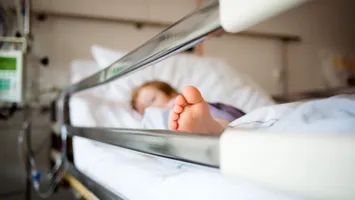 O fetiță a leșinat în baie după ce a fost spălată pe cap. A ajuns de urgență la spital