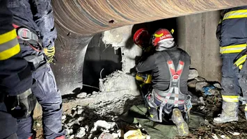 Intervenție de urgență! Un tânăr este blocat de 2 zile într-un canal din Sectorul 5