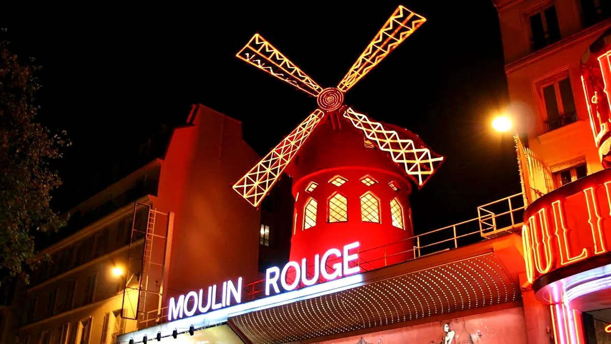Șoc la Paris: A căzut celebra morișcă de vânt de pe cabaretul Moulin Rouge