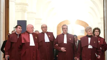 CCR, cheltuieli fără număr din bani public: bilete la clasa business, stilouri de peste 20.000 de euro, schimburi de experiență în Dominicană