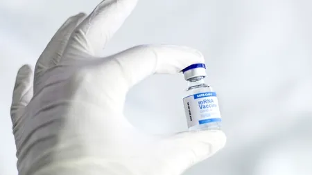 Se reduce termenul pentru administrarea dozei booster de vaccin anti-COVID