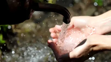 „Folii cu bule” de ultimă generaţie: invenţia MIT care transformă aerul arid în apă potabilă