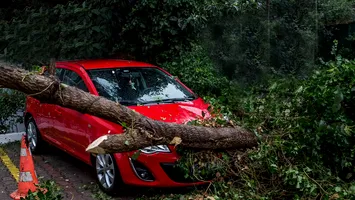 Mașina ta a fost avariată de furtună? Cum poți primi despăgubiri