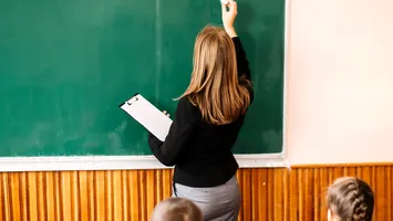 O profesoară de biologie, nevoită să demisioneze. Elevii au găsit imagini cu ea pe site-urile pentru adulți