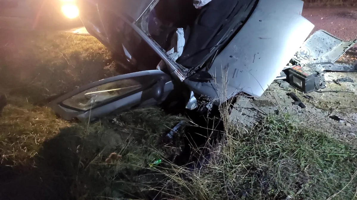 Un șofer beat a fugit de la locul accidentului. Pasagera aflată pe locul din dreapta a murit