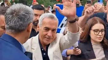 Tensiuni la IPJ Ilfov: Susținătorii lui Călin Georgescu s-au adunat pentru a cere „Libertate” fostului candidat prezidențial