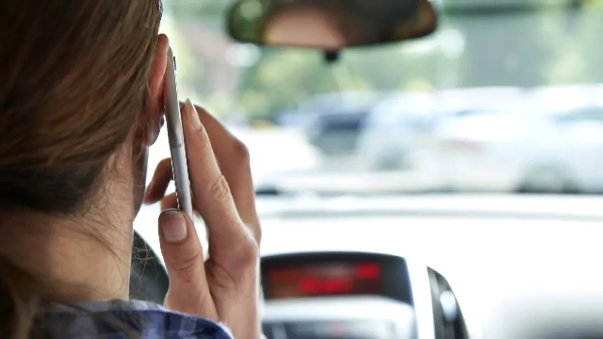 Sancțiuni drastice pentru șoferii prinși la volan cu telefonul la ureche. Se anunță amenzi mai mari
