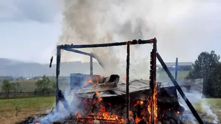 Suceava: Două depozite de furaje, arse în incendii izbucnite din cauza trăsnetelor