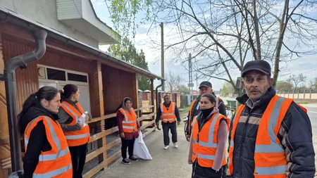 Un primar din Olt a scos asistații social la muncă. Le-a împărţit sectoare din comună, pe care le salubrizează periodic (FOTO)