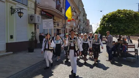 Românii din Ucraina semnalează că, în ciuda promisiunilor venite de la Kiev, încă se tipăresc manuale în “limba moldovenească”
