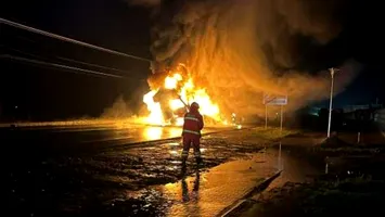Trafic rutier blocat şi doi morţi, după ce un autotren cu maşini şi o basculantă cu nisip s-au ciocnit pe un drum naţional