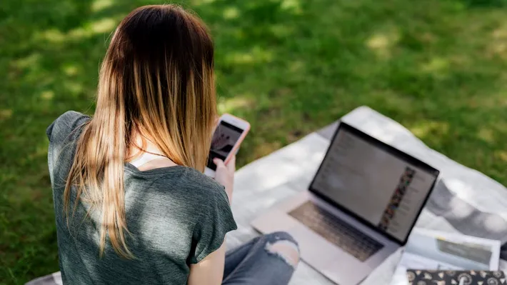 „Școala Spatelui”. Cum ne sabotează postura greșită când folosim telefonul?