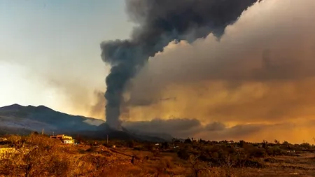 Locuințe înghițite de lavă după ce a erupt un vulcan din Insulele Canare