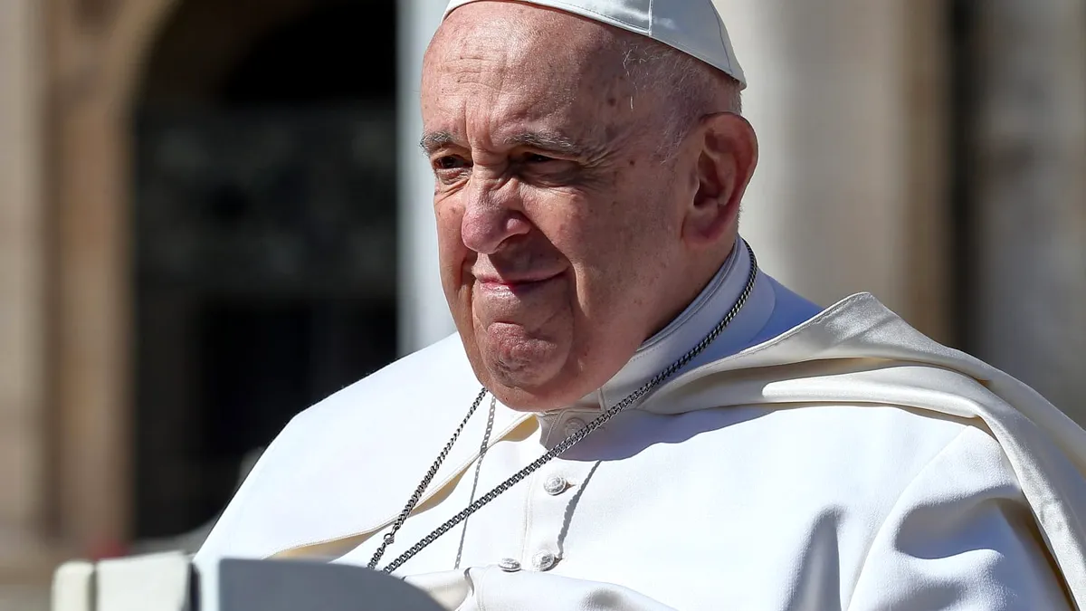 Papa Francisc a fost internat de urgență