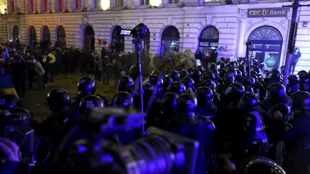 Percheziţii la protestatarii care au provocat violenţe la sediul BEC, după respingerea candidaturii lui Georgescu