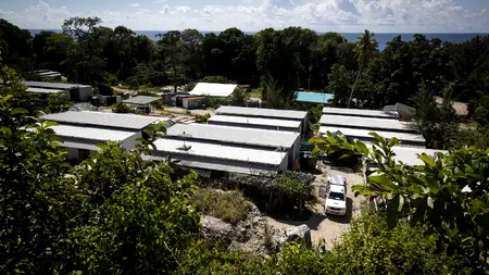 Sute de milioane de dolari companiilor criminale pentru detenţia migranţilor