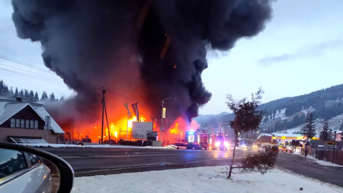 Incendiu de proporții la un depozit de cauciucuri de lângă Vatra Dornei: Intervenție masivă a pompierilor