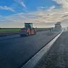 Lotul 1 al A0 Nord a primit „botezul asfaltului“! Retter a profitat de vremea bună și a așternut primul strat la km 19 (VIDEO)