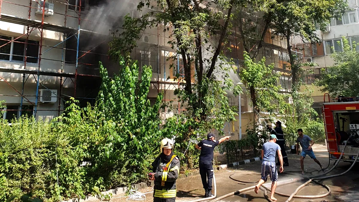 Incendiu la un bloc pe Calea Rahovei, cu degajări mari de fum: Şapte persoane au primit îngrijiri / 39 de locatari evacuaţi