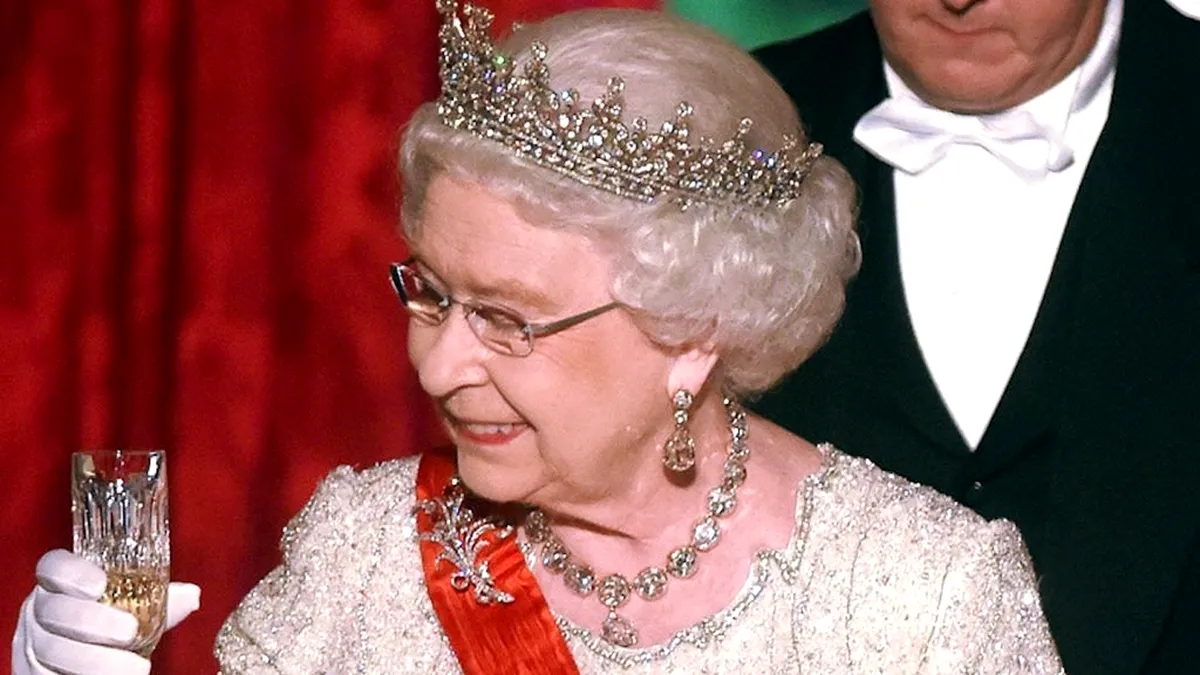 Regina Elisabeta II, zâmbitoare, și-a reluat angajamentele oficiale