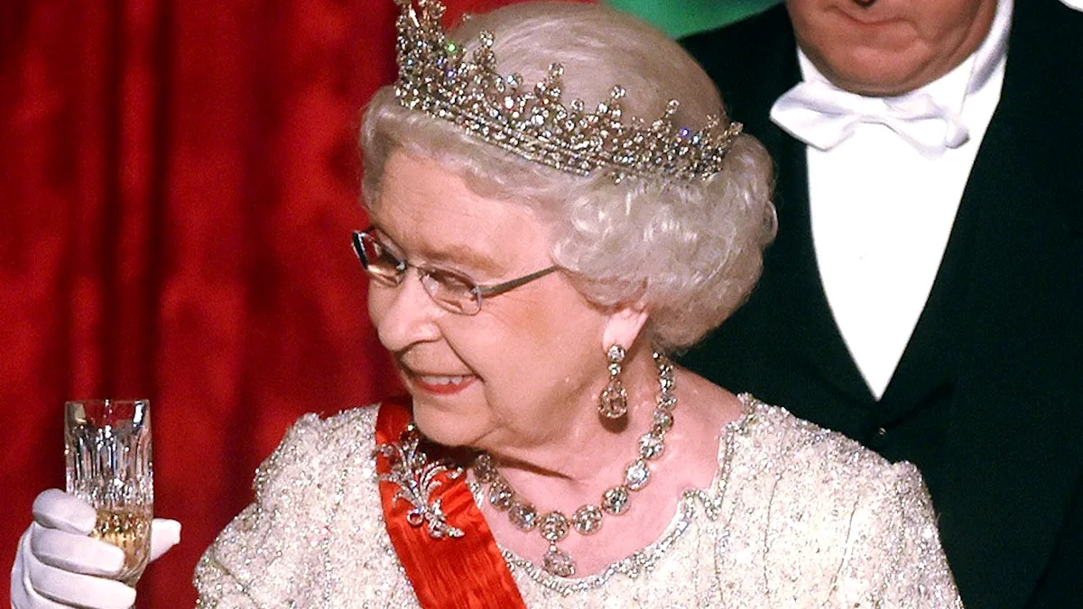 Regina Elisabeta a II-a mărturiseşte că îi este greu ”să se mişte”