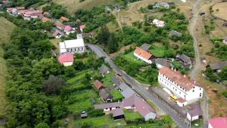 Satul fără magazine. Oamenii îşi lasă banii de pâine într-o cutie de metal, fixată pe un stâlp