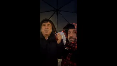 Protest în trei în Piața Victoriei, transformat în dezbatere politică (VIDEO)