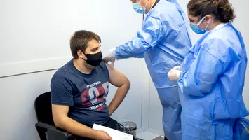Au făcut vaccinări „la chiuvetă“ în pandemie, iar acum au fost condamnate să muncească la biserică
