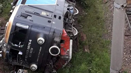 Accident feroviar: O locomotivă s-a răsturnat, mecanicul a fost transportat la spital
