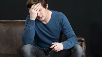 Deghizat în bătrână pentru a păcăli statul. Un italian a ascuns moartea mamei timp de trei ani pentru a-i lua pensia