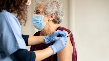 Români cu vârsta de peste 100 de ani, programați la vaccin