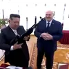 Vizită cu surprize: Kim Jong Un primește o pușcă automată de la Lukașenko