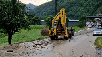 Furia naturii dezlănțuită: drumuri distruse, case avariate și mii de oameni fără curent (VIDEO)