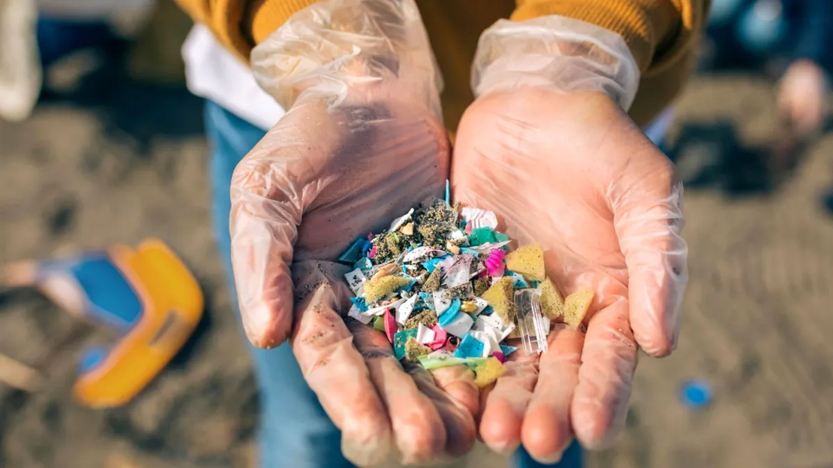 Alertă medicală: microplasticele din alimente și băuturi ne otrăvesc organismul