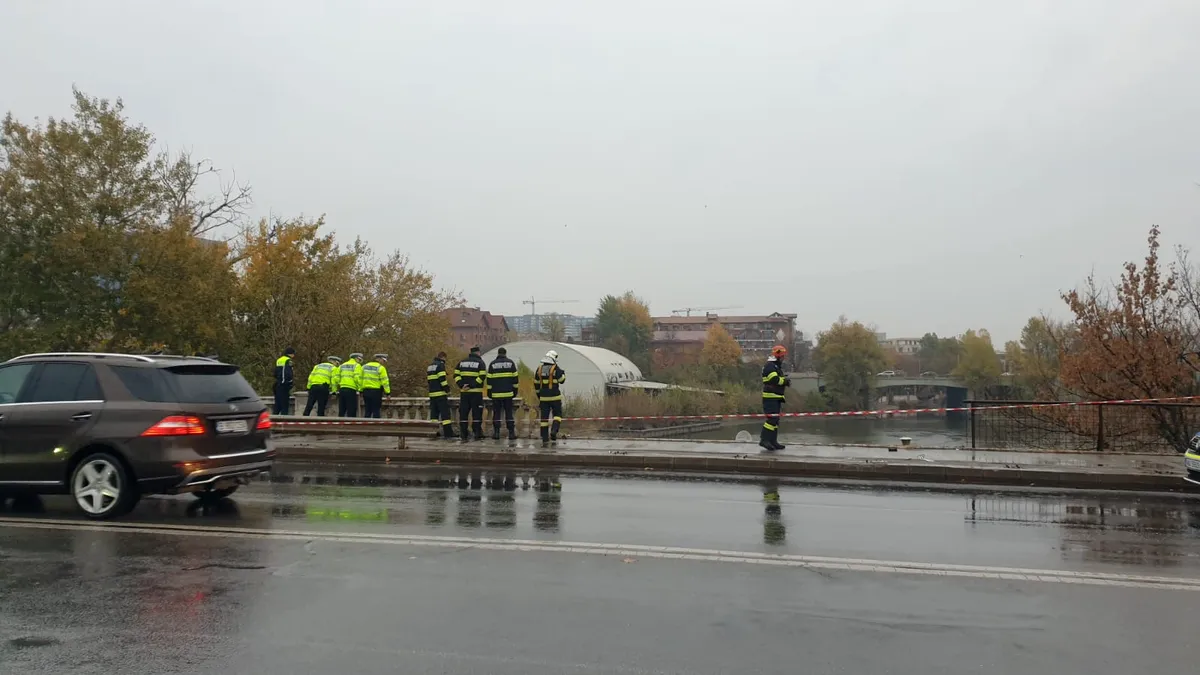 O mașină a căzut în lacul Floreasca, două persoane salvate de scafandri