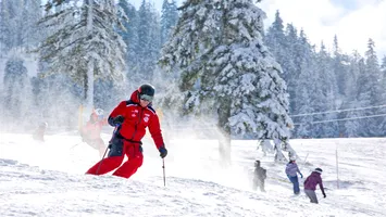 Stațiunile montane, luate cu asalt de turiști. Salvamontiștii trag un semnal de alarmă