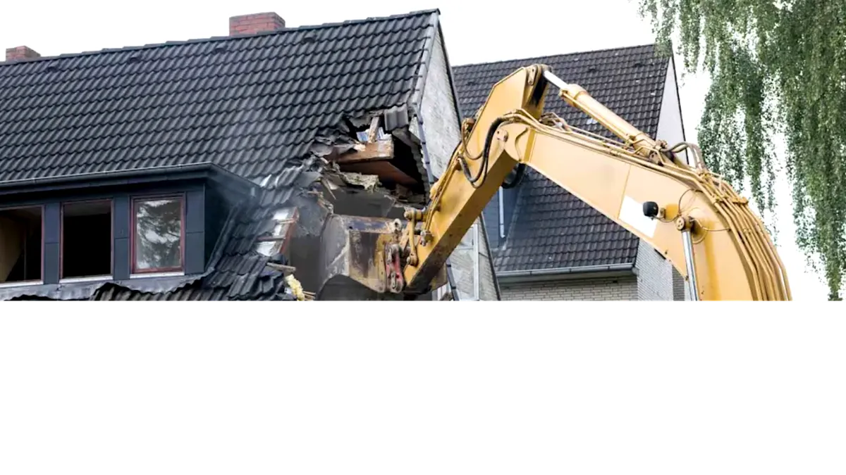 Ghid pentru demolări. Cât te costă să-ţi dărâmi casa