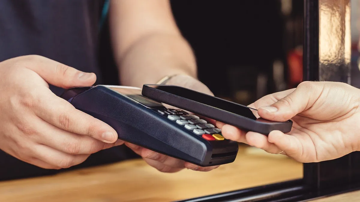 O țară din UE vrea să treacă la moneda digitală: aici banii cash au dispărut aproape total