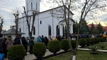 Boboteaza la Mănăstirea Ghighiu. Sute de oameni așteaptă să ia Aghiasma Mare, e prezentă și Jandarmeria