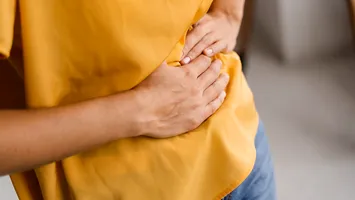 Cancerul colorectal  explodează la tineri. Care sunt primele semne?